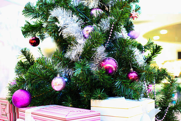 istock Shopping mall interior decorated with christmas tree 484775822