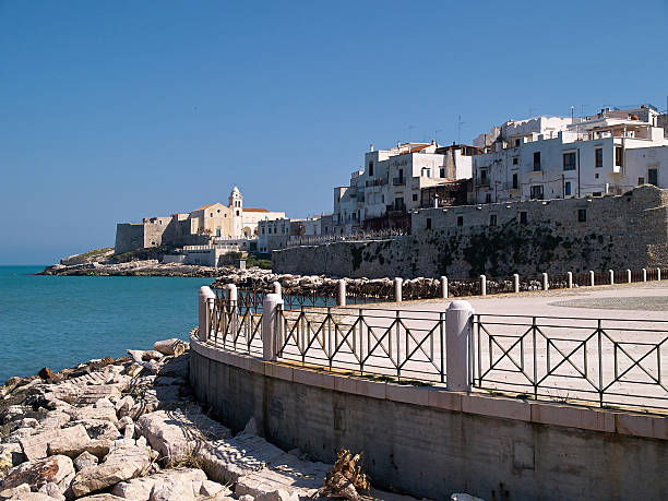 La antigua ciudad de Vieste en Puglia, Italia - foto de stock