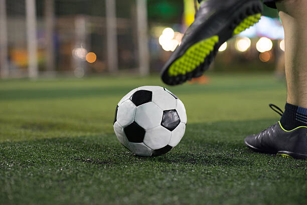 istock Football player ready to kick the ball 484789556