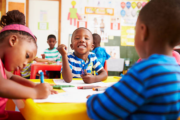 preescolar clase en el sur de áfrica, niño mirando a la cámara - africa african descent education child fotografías e imágenes de stock