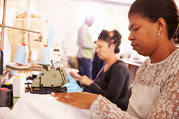 mulheres de costura em curso um projecto comunitário, áfrica do sul - south africa waist up indoors image technique imagens e fotografias de stock