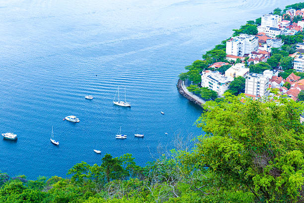 baía de guanabara no rio de janeiro, brasil - rio de janeiro guanabara bay residential structure urca - fotografias e filmes do acervo