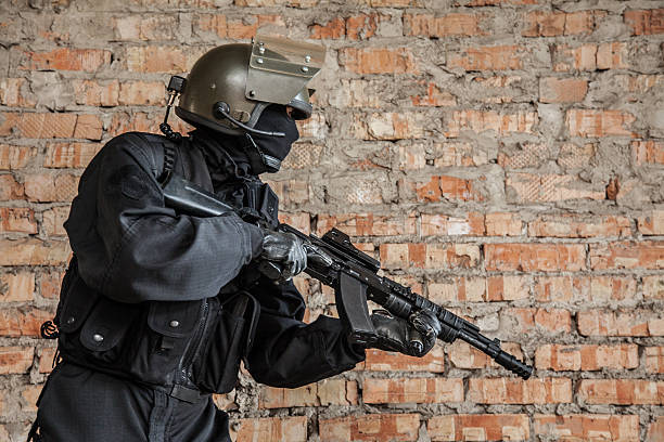 Special forces operator Special forces operator in black uniform and bulletproof spetsnaz stock pictures, royalty-free photos & images