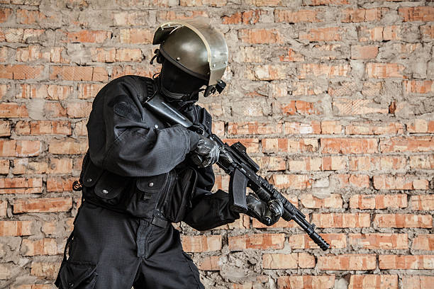 Special forces operator Special forces operator in black uniform and bulletproof spetsnaz stock pictures, royalty-free photos & images