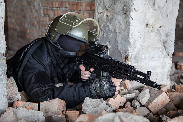 Special forces operator Special forces operator in black uniform and bulletproof spetsnaz stock pictures, royalty-free photos & images