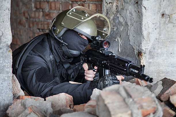 Special forces operator Special forces operator in black uniform and bulletproof spetsnaz stock pictures, royalty-free photos & images