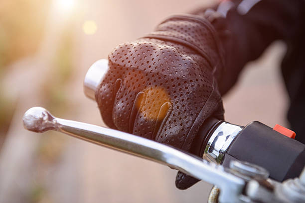 schützende biker-handschuhe auf einem motorrad-rad - safe ride stock-fotos und bilder