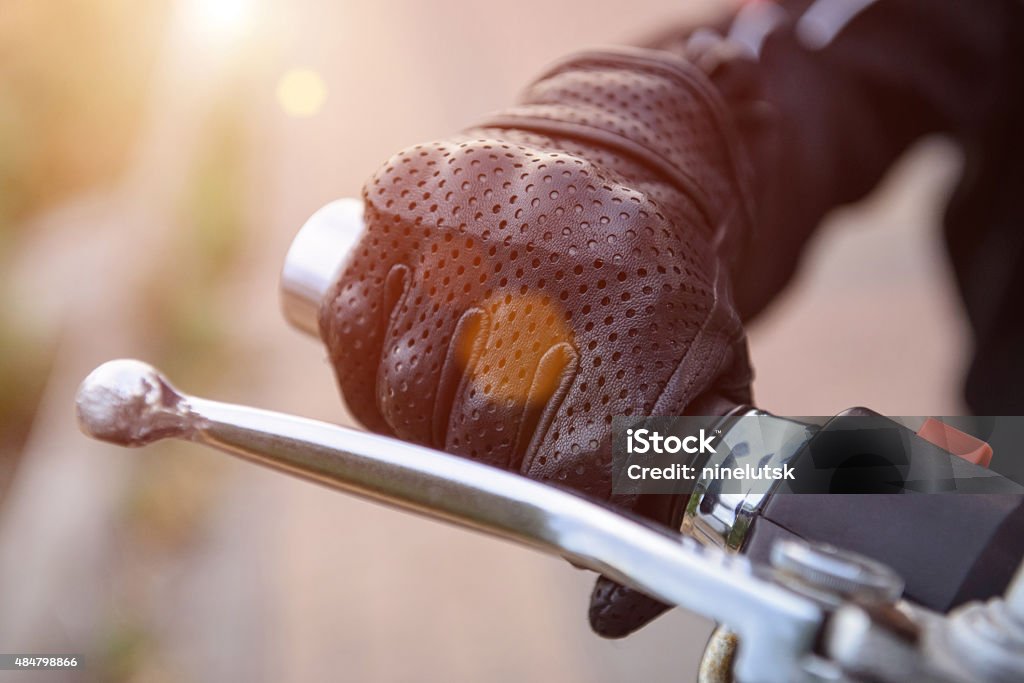 Protection des gants de motard à moto roue - Photo de Moto libre de droits
