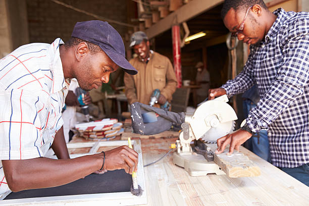trzech mężczyzn w pracy w warsztacie ciesielskie dla budownictwa, republika południowej afryki - south africa waist up indoors image technique zdjęcia i obrazy z banku zdjęć