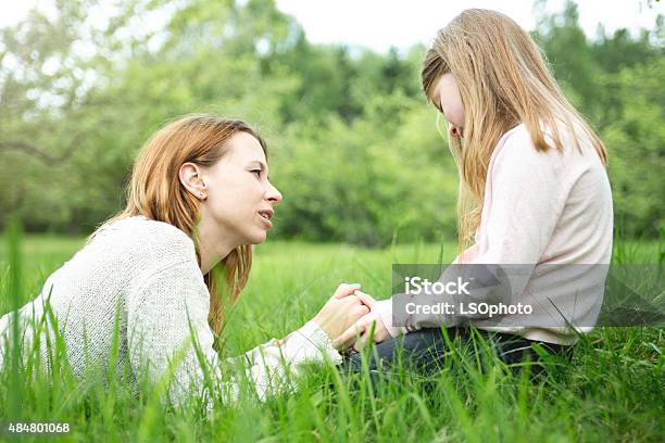 Mutter Und Tochter Gemeinsam Im Wald Stockfoto und mehr Bilder von Kind - Kind, Reden, 2015