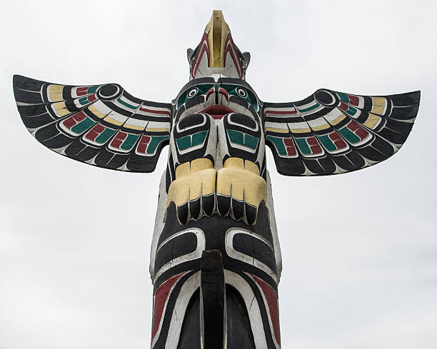 Totem pole Totem pole in the city of Duncan, British Columbia, known as the "city of totems" for its dozens of totem poles along city streets in the downtown area pacific northwest totem poles stock pictures, royalty-free photos & images