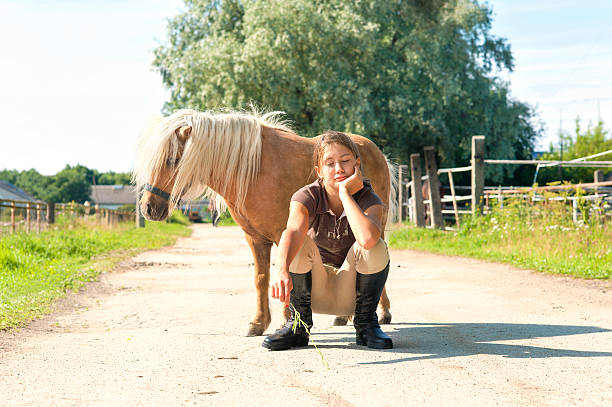최고음질 프렌즈. 젊은 10대 여자아이 거의 셰틀랜드포니. - foal child mare horse 뉴스 사진 이미지
