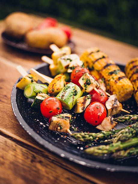 espetinho de legumes grelhados com molho de churrasco, milho e aspargos em um prato - grilled vegetable tomato barbecue - fotografias e filmes do acervo