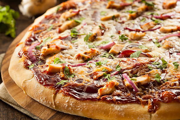 caseira pizza de churrasco de frango - barbecue chicken - fotografias e filmes do acervo