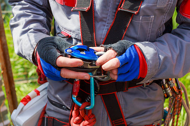 grigri - alpinism carabiner human hand opening 뉴스 사진 이미지