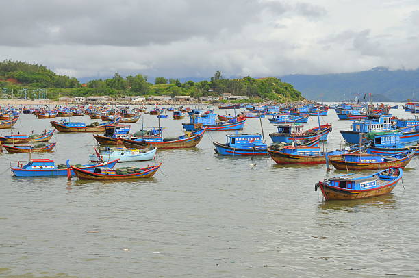 des bateaux de pêche sont amarré dans le port de nha trang - moored passenger ship rope lake photos et images de collection