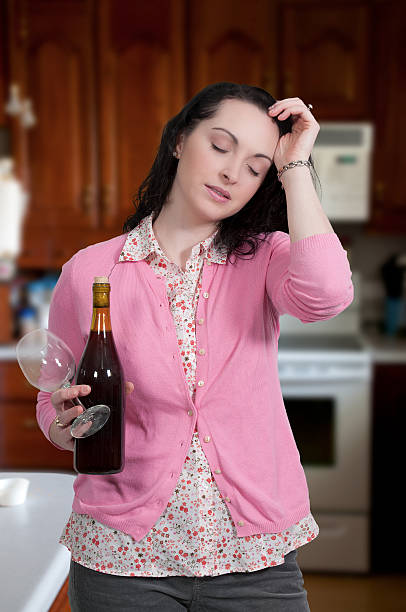 mulher com vinho - alcolholism imagens e fotografias de stock