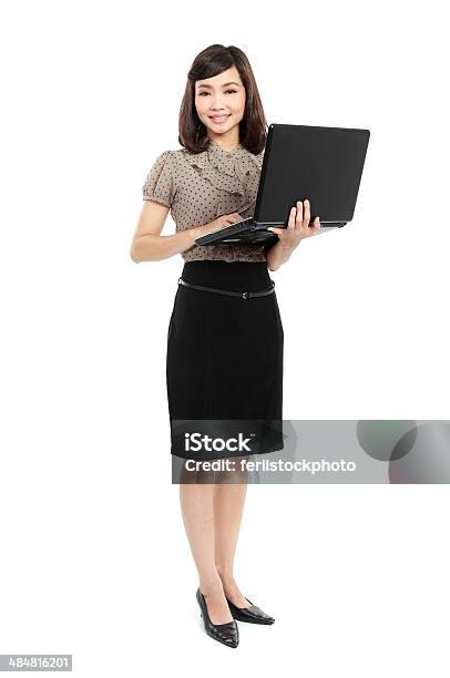 Lächelnd Businessfrau Mit Laptop Stockfoto und mehr Bilder von Anzug - Anzug, Arbeiten, Arbeiter
