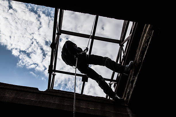 rappeling ataque - speed meter fotografías e imágenes de stock