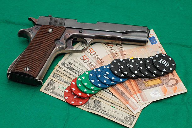 arma, dinheiro e casino chips - resorte imagens e fotografias de stock