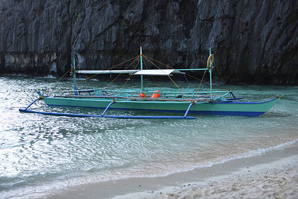 banca アウトリガーでの伝統的なボート、フィリピン - mode of transport boracay mindanao palawan ストックフォトと画像