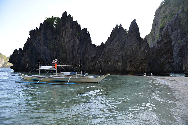 традиционные banca аутригер лодки на филиппинах - nautical vessel philippines mindanao palawan стоковые фото и изображения