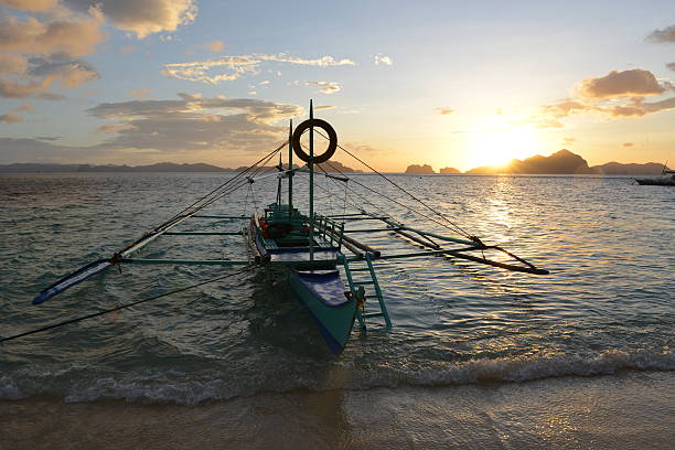 banca アウトリガーでの伝統的なボート、フィリピン - mode of transport boracay mindanao palawan ストックフォトと画像