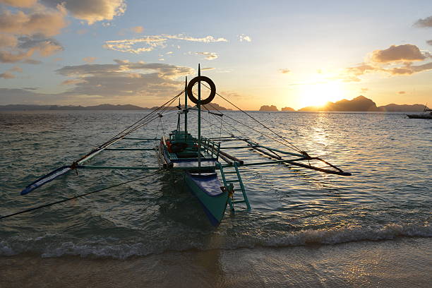 tradicional banca outrigger barcos nas filipinas - mode of transport boracay mindanao palawan - fotografias e filmes do acervo