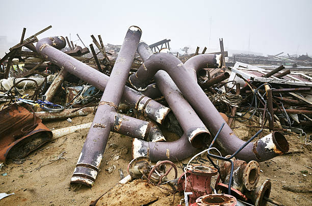 sucata ferraille metal, reciclagem de construção de metal - tube messy dirty stack - fotografias e filmes do acervo