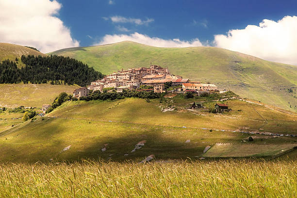 castelluccio di norcia (perugia, úmbria, itália)-paisagem em t - natural basin imagens e fotografias de stock