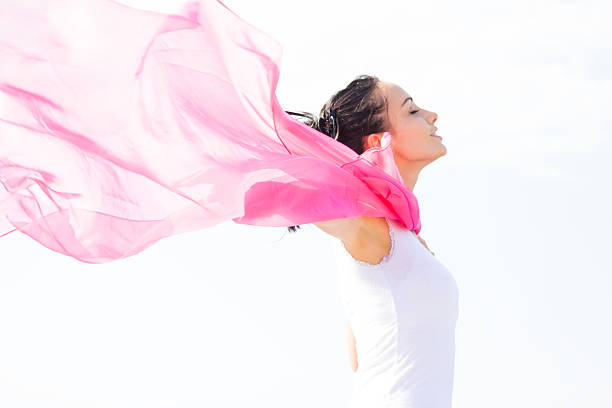 en armonía - wind scarf women people fotografías e imágenes de stock