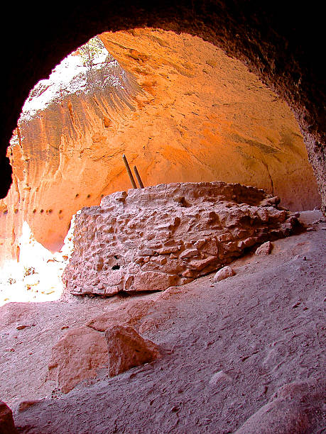 casa di bandelier alcove - bandelier national monument foto e immagini stock