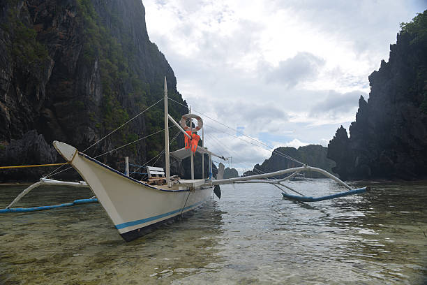 banca outrigger barcos nas filipinas - nautical vessel philippines mindanao palawan imagens e fotografias de stock