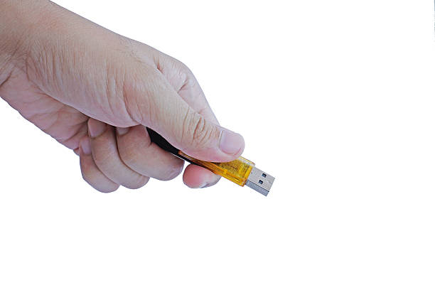 main tenant une clé usb - usb flash drive sharing usb cable data photos et images de collection