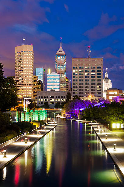 centro di indianapolis, indiana a notte - indianapolis skyline cityscape indiana foto e immagini stock