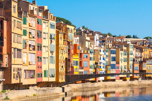 Coloridas casas cerca de río Onyar, Girona (España photo