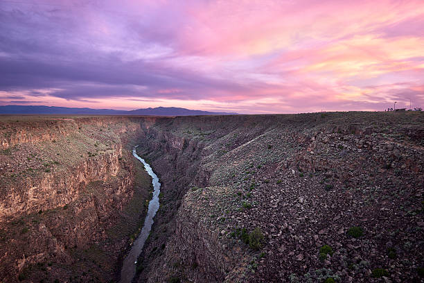 pôr-do-sol no rio grande - taos - fotografias e filmes do acervo