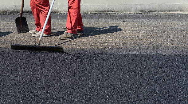 istock close-up horizontal view of new asphalt road 484880542
