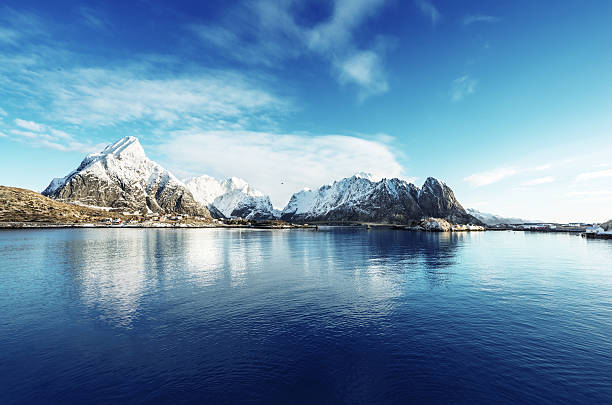 снег в reine деревне, норвегия lofoten острова - snow winter coastline sunrise стоковые фото и изображения