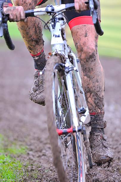 자전거는 진흙에서 있는 레이스 - cyclo cross 뉴스 사진 이미지