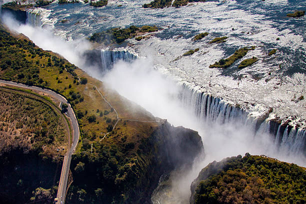 chutes victoria - victoria falls waterfall zimbabwe zambia photos et images de collection