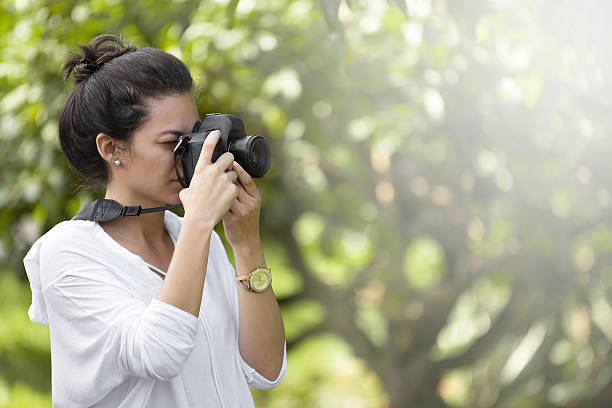 mulher de fotografias da máquina - reportage photographer photographing street imagens e fotografias de stock