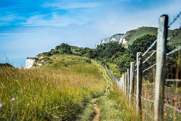 falaises de douvres, royaume-uni - north downs scenics western europe southeast england photos et images de collection