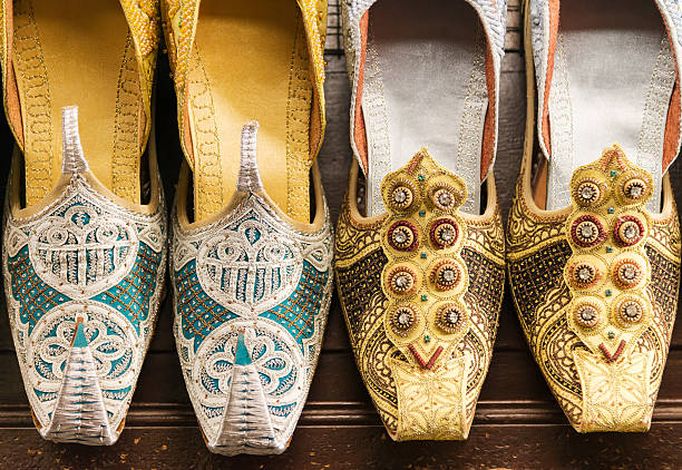 tradicional árabe sandálias - craft market morocco shoe imagens e fotografias de stock