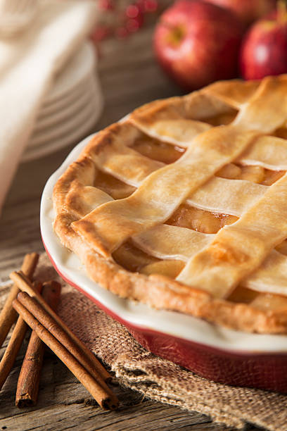 torta di mele - apple pie apple baked cinnamon foto e immagini stock