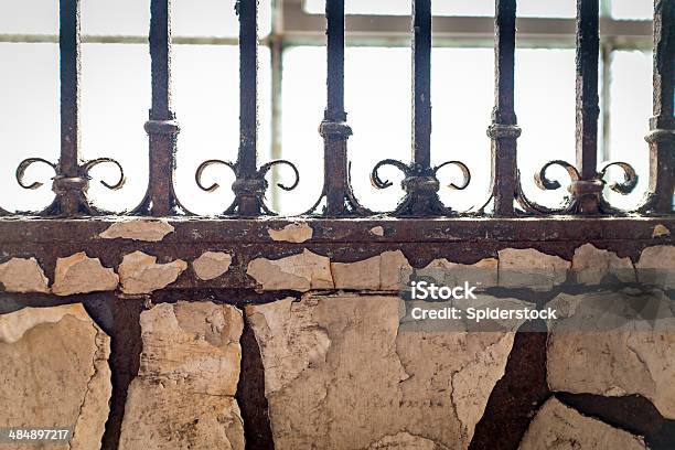 Angeschlagen Wand Und Rod Bügeleisen Stockfoto und mehr Bilder von Alt - Alt, Angeschlagen, Beton