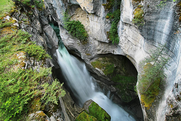 maligne falls por meio dos estreitos maligne canyon - lake mountain range mountain deep - fotografias e filmes do acervo