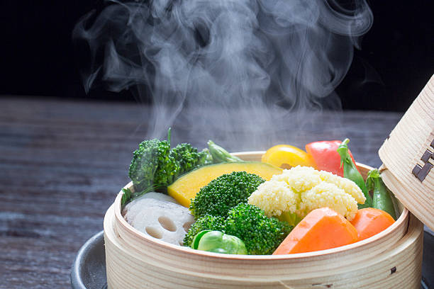 les légumes cuits à la vapeur - heated vegetables photos et images de collection