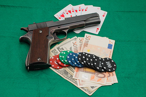 arma, dinheiro e cartões de casino chips - resorte imagens e fotografias de stock