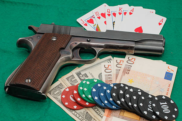 arma, dinheiro e cartões de casino chips - resorte imagens e fotografias de stock